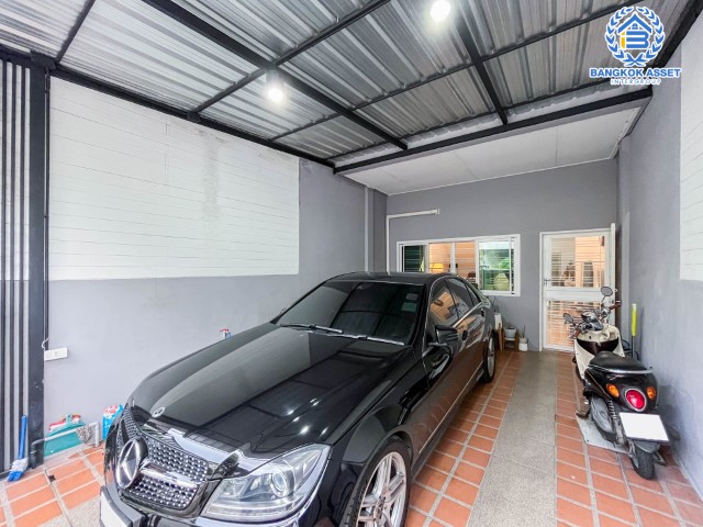 *****ทาวน์เฮ้าส์มือสองกรุงเทพฯ ม.ซอยสุขนิรันดร์ แจ้งวัฒนะ10 เนื้อที่ 18 ตร.ว. ฟังก์ชัน 2 ห้องนอน 2 ห้องน้ำ 1 ที่จอดรถ แถมฟรี! 2 เครื่องปรับอากาศ บนทำเลใกล้สนามบินดอนเมือง เพียง 10 นาทีก็ถึงรถไฟฟ้าสายสีแดง "สถานีหลักสี่" และทางด่วน "อุตราภิมุข" จองเลย!